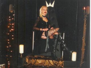 Alter: 43 / Steinbock - Größe: 179 / schlank - Geschlecht: weiblich - Ausrichtung: heterosexuell - Haare: blond / lang - Piercing: mehrere - BH-Größe: C - Hautfarbe: gebräunt - Augen: blau - Rasur: vollrasiert