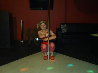 TocaDisco - Im Privatclub tanze ich nur an der Stange und auf High Heels, mein Spielzeug habe ich immer dabei. Willst Du mir beim Tanzen zusehen und an meiner Seite sein? Meist trage ich Lack und Leder - mir wird immer ganz heiss, wenn ich an Dich denke. Eine vibrierende Disco-Kugel leuchtet die Emotionen aus. Lass uns gemeinsam feiern, denn Du machst mich so willenlos. Ich verführe Dich mit meinem Zauberstab, wenn Du es willst. Oder möchtest Du die Regie übernehmen. Aber vergiss nicht - mir ist so heiss!!! 