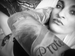 Alter: 35 / Skorpion - Größe: 174 / schlank - Geschlecht: weiblich - Ausrichtung: bisexuell - Haare: schwarz / sehr lang - Piercing: Zunge - BH-Größe: E und mehr - Hautfarbe: gebräunt - Augen: grün - Rasur: vollrasiert