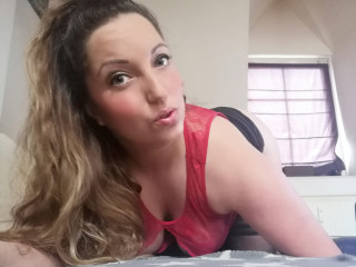 HotStine - Volleyball spielen, shoppen gehen und geiler Sex. - Was Dich in meiner Show erwartet: Immer gute Laune, Spass am Sex und vieles, vieles mehr... Wie z.B.: Heisse Dessous, geile Toys, und ich lebe gerne auch mal meine dominante Ader aus. Also komm mich besuchen, Süßer... freu mich auf Dich. Kussi. - Alter: 38 / Stier - Größe: 162 / normal - Geschlecht: weiblich - Ausrichtung: heterosexuell - Haare: brünett / sehr lang - Piercing: Intimpiercing - BH-Größe: C - Hautfarbe: weiss - Augen: blau - Rasur: vollrasiert