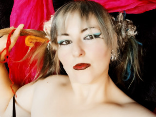 Alter: 42 / Skorpion - Größe: 162 / mollig - Geschlecht: weiblich - Ausrichtung: bisexuell - Haare: blond / mittellang - Piercing: keins - BH-Größe: C - Hautfarbe: weiss - Augen: braun - Rasur: teilrasiert