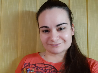 Alter: 35 / L&ouml;we - Gr&ouml;&szlig;e: 163 / normal - Geschlecht: weiblich - Ausrichtung: bisexuell - Haare: br&uuml;nett / lang - Piercing: keins - BH-Gr&ouml;&szlig;e: B - Hautfarbe: weiss - Augen: braun - Rasur: vollrasiert