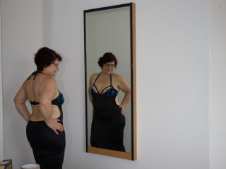 sexgeile Chefin - Bin eine Rubens-MILF mit tollen Rundungen an den richtigen Stellen. Bei mir ist alles echt - von den herrlichen Brüsten bis zu meiner ständigen Lust... vielleicht haben wir ja passende Vorlieben? Komm chatten und wir findens heraus... bis gleich