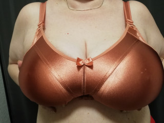 Butterfly7 - Lesen, Rad fahren, spazieren gehen, Erotik und auch Bi-Spaß, SM und bizarren Sex. - Ich bin eine geile, bizarre Frau und habe große Brüste, Mag gerne Tittenspiele und benutze dabei auch Dildos in meiner Show. Mag gerne vorne und hinten was drin haben. Bin tabulos und eine dominante Person. Ich zeige Dir, wo es lang geht - als Rollenspiel. Habe schöne Füsse und trage gerne Nylons. - Alter: 35 / Steinbock - Größe: 170 / mollig - Geschlecht: weiblich - Ausrichtung: bisexuell - Haare: braun / mittellang - Piercing: keins - BH-Größe: E und mehr - Hautfarbe: weiss - Augen: braun - Rasur: vollrasiert