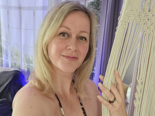 MarleneBloem - Sex, Fußball, Parties und Skilaufen. - Eigentlich bin ich total schüchtern, aber in mir lodert das Feuer der Geilheit. Ich freue mich schon sehr auf Dich in meinem Chat! Erzähl mir was Dich bewegt. :-) Komm, und lass mich nicht zu lange warten ! Kuss Leni... - Alter: 44 / Wassermann - Größe: 178 / mollig - Geschlecht: weiblich - Ausrichtung: heterosexuell - Haare: blond / mittellang - Piercing: keins - BH-Größe: E und mehr - Hautfarbe: weiss - Augen: grün - Rasur: nicht rasiert