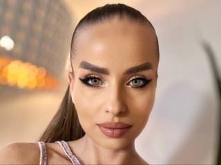 Alter: 40 / Zwilling - Größe: 160 / sportlich - Geschlecht: weiblich - Ausrichtung: heterosexuell - Haare: brünett / lang - Piercing: Bauchnabel - BH-Größe: B - Hautfarbe: weiss - Augen: grün - Rasur: vollrasiert