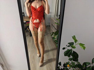 Alter: 29 / Schütze - Größe: 165 / schlank - Geschlecht: weiblich - Ausrichtung: bisexuell - Haare: braun / sehr lang - Piercing: keins - BH-Größe: B - Hautfarbe: weiss - Augen: braun - Rasur: vollrasiert