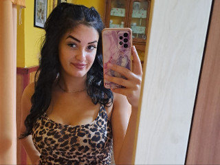 aminaswan18 - Ich tanze wirklich gern, ich mache gerne Sport und verbringe Zeit mit meinen Freunden - Ich bin ein sinnliches, immer glückliches Mädchen und hoffe, ich werde meine Männer finden - Alter: 19 / Widder - Größe: 165 / schlank - Geschlecht: weiblich - Ausrichtung: bisexuell - Haare: brünett / mittellang - Piercing: keins - BH-Größe: C - Hautfarbe: weiss - Augen: braun - Rasur: teilrasiert
