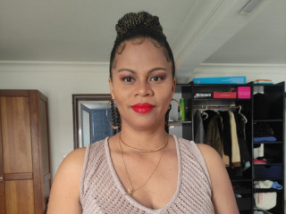 Sexy Mädchen mit heißem Körper, bereit, neue sexy Spiele zu versuchen. Komm und spiele