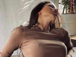 Alter: 30 / Jungfrau - Größe: 165 / normal - Geschlecht: weiblich - Ausrichtung: bisexuell - Haare: brünett / lang - Piercing: keins - BH-Größe: B - Hautfarbe: weiss - Augen: braun - Rasur: vollrasiert