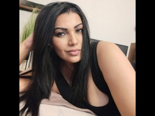 Belise Chappelle - Ich bin deine Traumfrau mit braunen Haaren und einigen üppigen weiblichen Kurven.

Man könnte sagen, ich bin die perfekte Mischung aus süß und scharf - ich weiß, was ich will, und ich habe keine Angst, es zu erreichen.