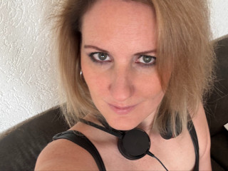 Alter: 37 / Waage - Größe: 177 / schlank - Geschlecht: weiblich - Ausrichtung: bisexuell - Haare: blond / mittellang - Piercing: keins - BH-Größe: B - Hautfarbe: weiss - Augen: grün - Rasur: vollrasiert