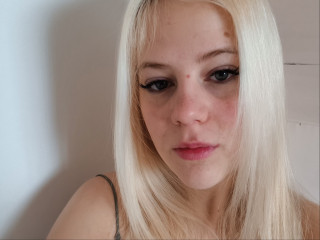 Alter: 18 / Zwilling - Größe: 163 / schlank - Geschlecht: weiblich - Ausrichtung: bisexuell - Haare: blond / mittellang - Piercing: keins - BH-Größe: C - Hautfarbe: weiss - Augen: blau - Rasur: vollrasiert