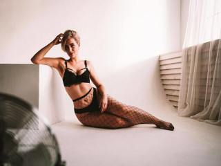  Unglaublich sexy Blondine mit großen grauen Augen.