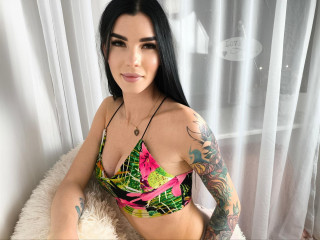 Alter: 30 / Skorpion - Größe: 178 / schlank - Geschlecht: weiblich - Ausrichtung: heterosexuell - Haare: schwarz / sehr lang - Piercing: keins - BH-Größe: D - Hautfarbe: weiss - Augen: grün - Rasur: vollrasiert