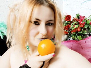Alter: 42 / Skorpion - Größe: 162 / mollig - Geschlecht: weiblich - Ausrichtung: bisexuell - Haare: blond / mittellang - Piercing: keins - BH-Größe: C - Hautfarbe: weiss - Augen: braun - Rasur: teilrasiert