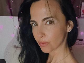 Alter: 49 / Widder - Größe: 165 / schlank - Geschlecht: weiblich - Ausrichtung: bisexuell - Haare: brünett / mittellang - Piercing: keins - BH-Größe: D - Hautfarbe: gebräunt - Augen: braun - Rasur: teilrasiert
