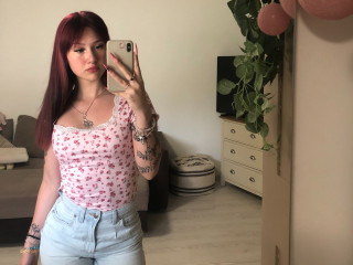 Alter: 18 / Widder - Größe: 163 / schlank - Geschlecht: weiblich - Ausrichtung: bisexuell - Haare: rot / mittellang - Piercing: keins - BH-Größe: C - Hautfarbe: weiss - Augen: braun - Rasur: teilrasiert