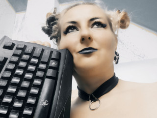 Alter: 42 / Skorpion - Größe: 162 / mollig - Geschlecht: weiblich - Ausrichtung: bisexuell - Haare: blond / mittellang - Piercing: keins - BH-Größe: C - Hautfarbe: weiss - Augen: braun - Rasur: teilrasiert