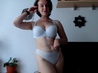 Alter: 23 / Krebs - Größe: 163 / normal - Geschlecht: weiblich - Ausrichtung: heterosexuell - Haare: braun / lang - Piercing: keins - BH-Größe: B - Hautfarbe: weiss - Augen: grün - Rasur: vollrasiert