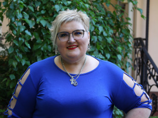 Alter: 48 / Krebs - Größe: 172 / kräftig - Geschlecht: weiblich - Ausrichtung: heterosexuell - Haare: blond / kurz - Piercing: keins - BH-Größe: C - Hautfarbe: weiss - Augen: grau - Rasur: vollrasiert