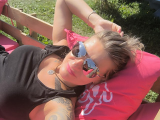 KatyStar - Hey Du

Ich bin Katy ? verspielt, sinnlich und immer für heiße Momente zu haben.

Lust auf echte Nähe, prickelnde Fantasie und eine Show, die nur dir gehört?
