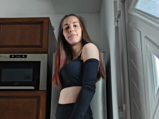 Alter: 19 / Waage - Größe: 173 / schlank - Geschlecht: weiblich - Ausrichtung: bisexuell - Haare: brünett / lang - Piercing: keins - BH-Größe: B - Hautfarbe: weiss - Augen: grau - Rasur: teilrasiert