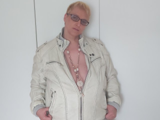 Alter: 55 / Zwilling - Größe: 156 / kräftig - Geschlecht: weiblich - Ausrichtung: heterosexuell - Haare: blond / kurz - Piercing: keins - BH-Größe: D - Hautfarbe: weiss - Augen: grün - Rasur: vollrasiert