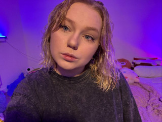  Sexy Mädchen mit heißem Körper, bereit, neue sexy Spiele auszuprobieren. Komm und spiel!