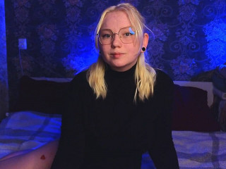 Alter: 23 / Jungfrau - Größe: 164 / normal - Geschlecht: weiblich - Ausrichtung: bisexuell - Haare: blond / lang - Piercing: keins - BH-Größe: B - Hautfarbe: weiss - Augen: grau - Rasur: vollrasiert