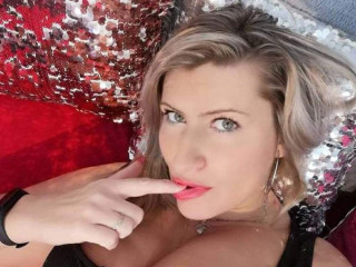 Alter: 45 / Zwilling - Größe: 175 / schlank - Geschlecht: weiblich - Ausrichtung: bisexuell - Haare: blond / lang - Piercing: Bauchnabel - BH-Größe: D - Hautfarbe: gebräunt - Augen: grün - Rasur: teilrasiert