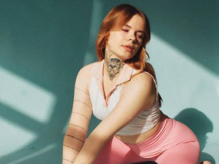 Alter: 19 / Waage - Größe: 155 / schlank - Geschlecht: weiblich - Ausrichtung: bisexuell - Haare: rot / lang - Piercing: Zunge - BH-Größe: B - Hautfarbe: weiss - Augen: grün - Rasur: vollrasiert