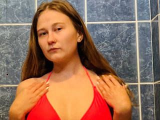 Alter: 19 / Löwe - Größe: 159 / schlank - Geschlecht: weiblich - Ausrichtung: bisexuell - Haare: blond / mittellang - Piercing: Gesicht - BH-Größe: D - Hautfarbe: weiss - Augen: blau - Rasur: vollrasiert