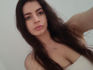 Alter: 25 / Waage - Größe: 170 / schlank - Geschlecht: weiblich - Ausrichtung: heterosexuell - Haare: braun / mittellang - Piercing: keins - BH-Größe: DD - Hautfarbe: weiss - Augen: braun - Rasur: teilrasiert