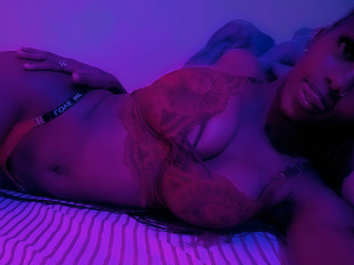 Alter: 23 / Skorpion - Größe: 164 / schlank - Geschlecht: weiblich - Ausrichtung: heterosexuell - Haare: schwarz / mittellang - Piercing: Gesicht - BH-Größe: C - Hautfarbe: schwarz - Augen: braun - Rasur: teilrasiert