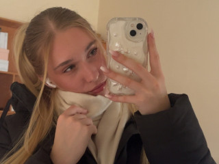 Alter: 25 / L&ouml;we - Gr&ouml;&szlig;e: 165 / schlank - Geschlecht: weiblich - Ausrichtung: bisexuell - Haare: blond / lang - Piercing: keins - BH-Gr&ouml;&szlig;e: C - Hautfarbe: weiss - Augen: gr&uuml;n - Rasur: vollrasiert