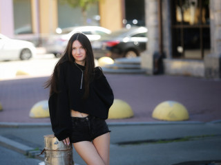 Alter: 28 / Fische - Gr&ouml;&szlig;e: 80 / schlank - Geschlecht: weiblich - Ausrichtung: heterosexuell - Haare: br&uuml;nett / lang - Piercing: keins - BH-Gr&ouml;&szlig;e: A - Hautfarbe: weiss - Augen: gr&uuml;n - Rasur: vollrasiert